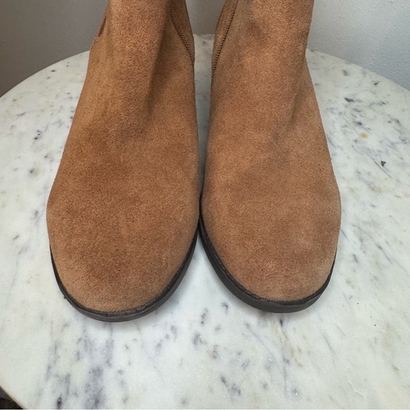Vionic Roseland Booties Size 8.5 Wide
Suede Side Zip tan brown heels - Picture 4 of 7
